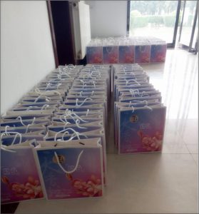 公司為全體員工發(fā)放中秋福利