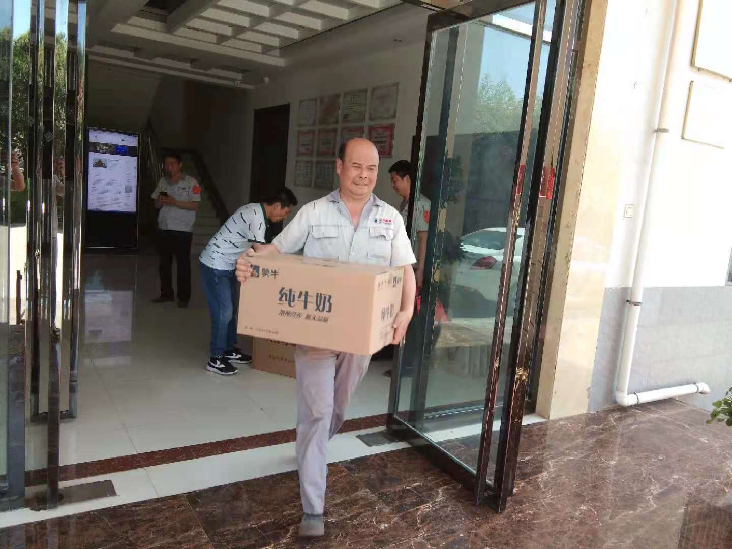 華光科技為員工發(fā)放端午節(jié)福利 華光科技為員工發(fā)放端午節(jié)福利