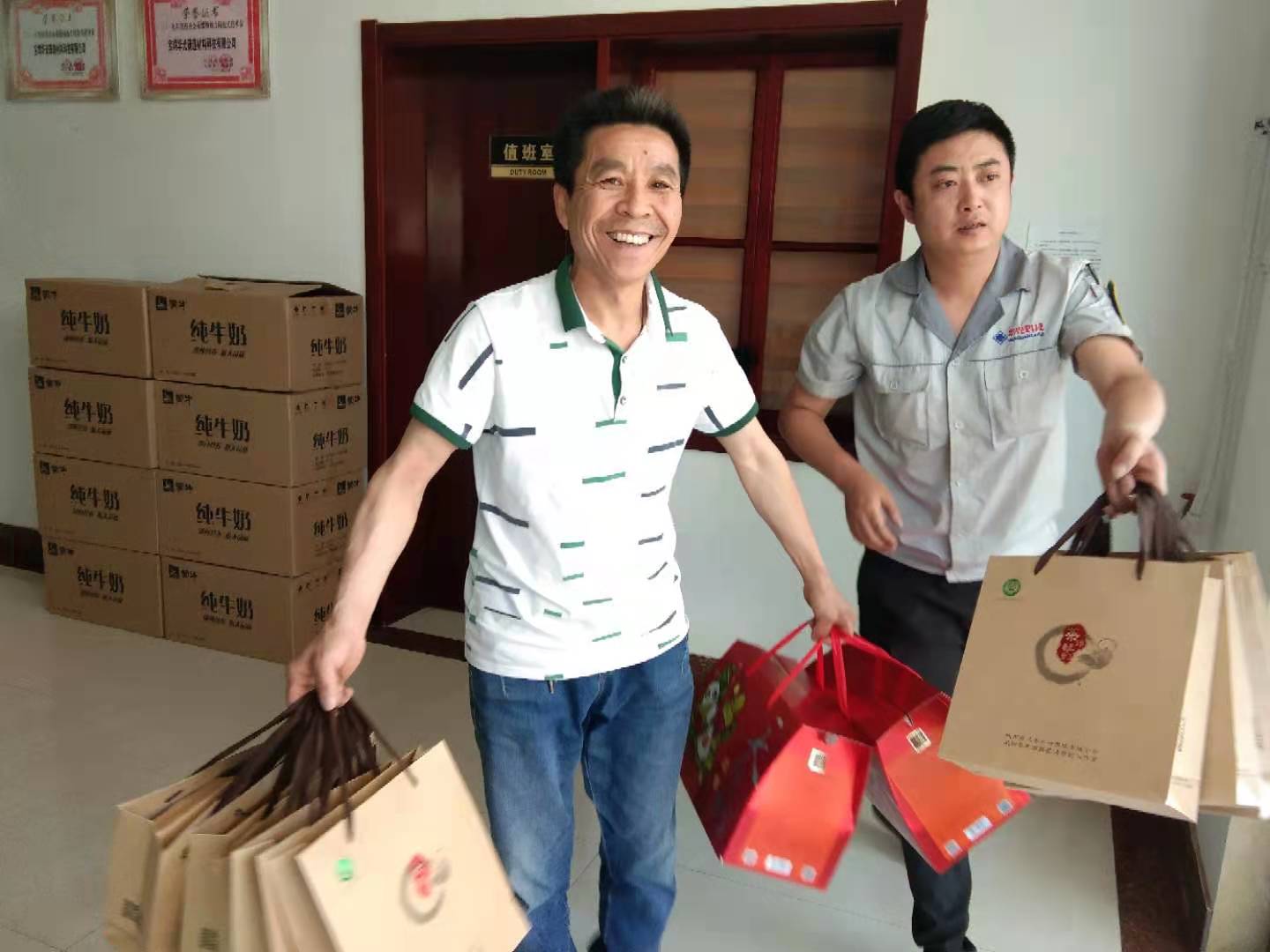 華光科技為員工發(fā)放端午節(jié)福利 華光科技為員工發(fā)放端午節(jié)福利