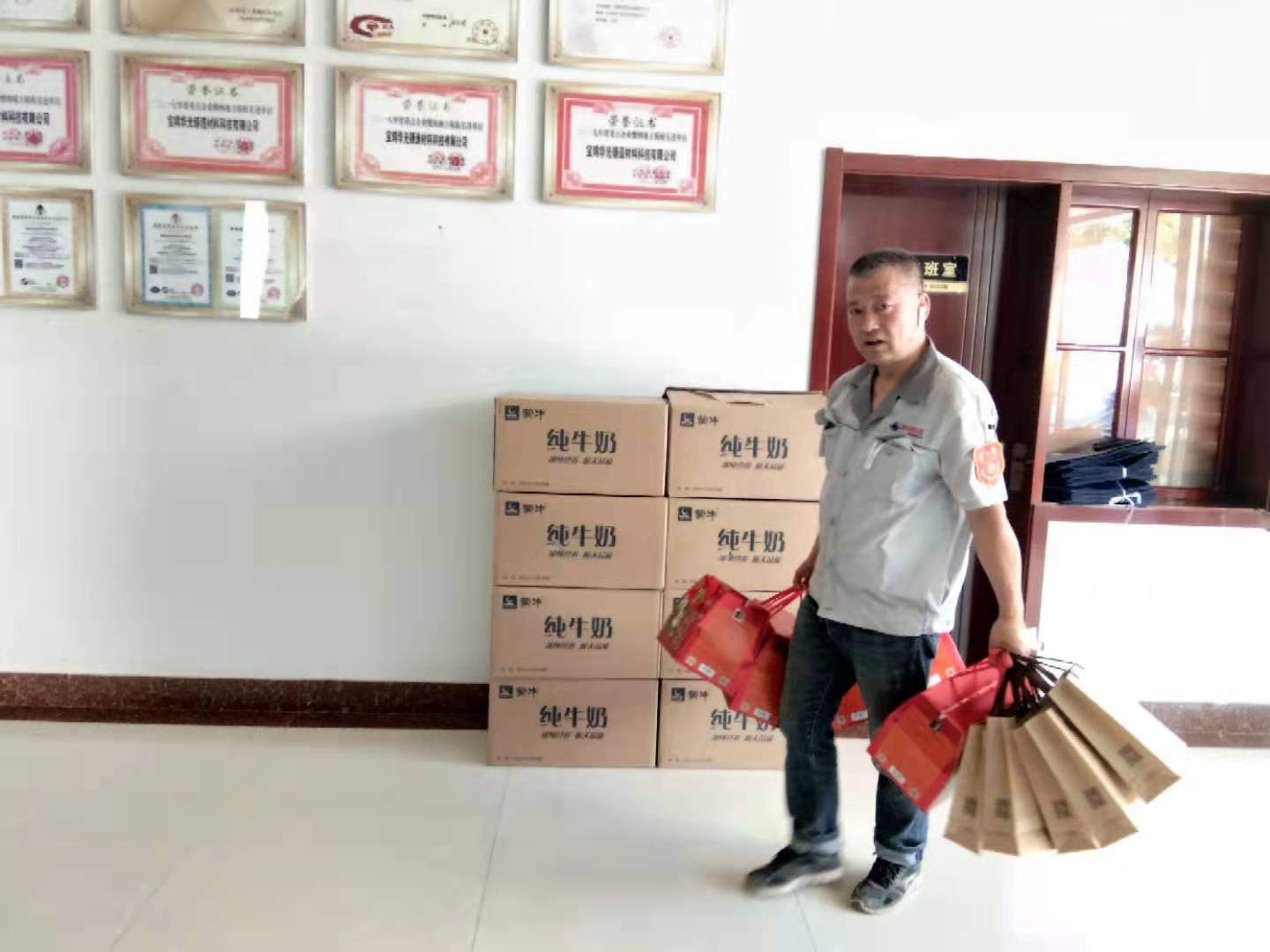 華光科技為員工發(fā)放端午節(jié)福利 華光科技為員工發(fā)放端午節(jié)福利